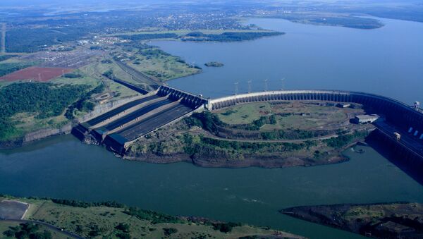 Гидроэлектростанция Итайпу на реке Паране на границе между Парагваем и Бразилией - Sputnik Արմենիա