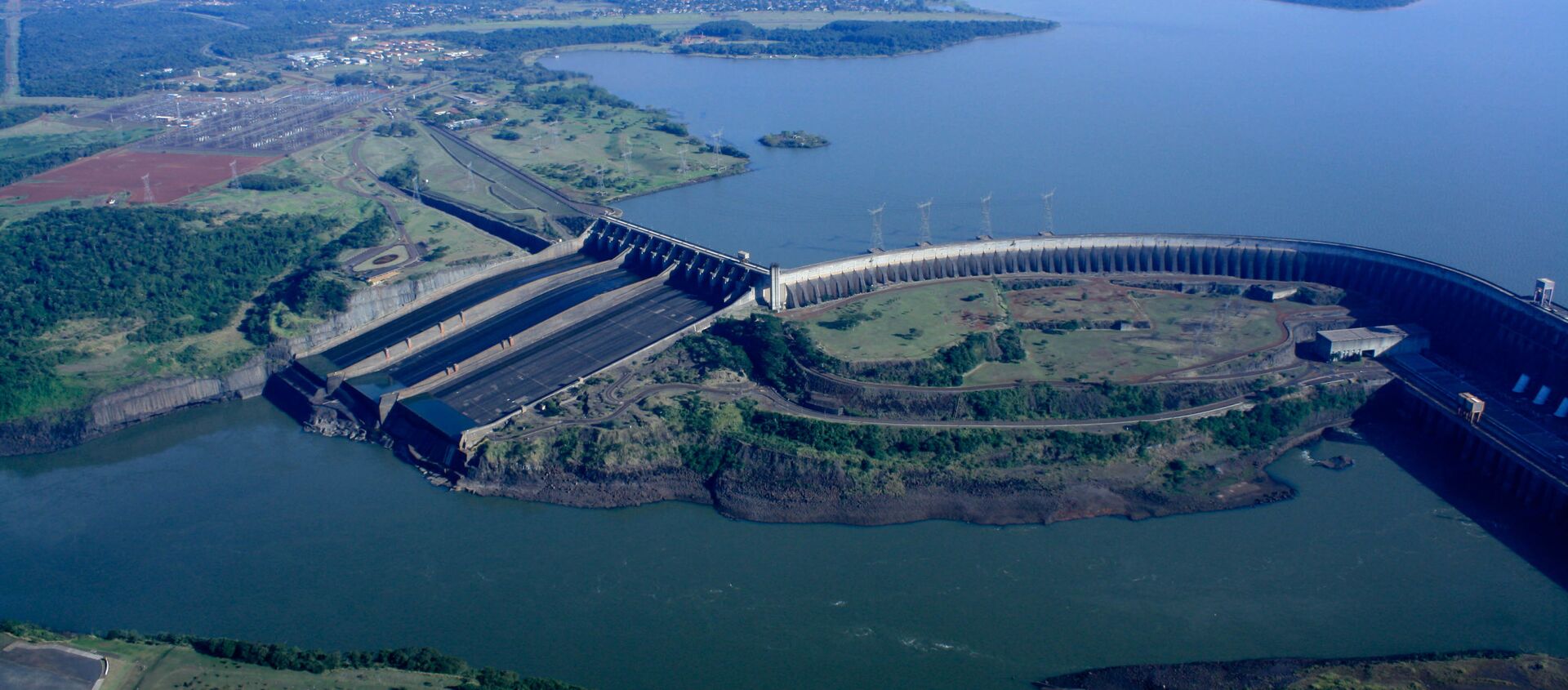 Гидроэлектростанция Итайпу на реке Паране на границе между Парагваем и Бразилией - Sputnik Արմենիա, 1920, 13.04.2021
