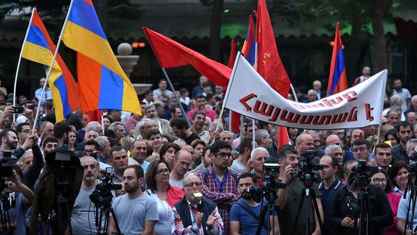 Люди на митинге партии АРФ Дашнакцутюн на площади Свободы (23 мая 2019). Еревaн - Sputnik Արմենիա