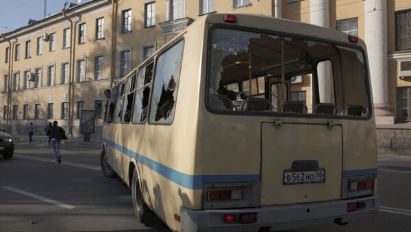 Автобус, перевозящий рабочих Санкт-Петербурге - Sputnik Армения