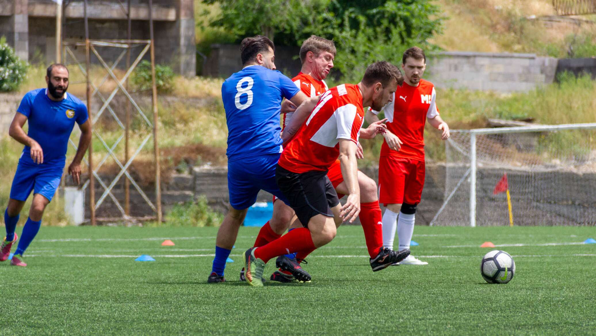 Новости армении спорт. Футбол в четверг в Ереване. Мхитарян футболист дом в Ереване.