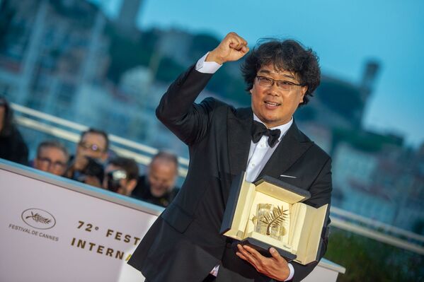 Получивший Золотую пальмовую ветвь южнокорейский режиссер Пон Джун-хо на фотосессии победителей в рамках церемонии закрытия 72-го Каннского кинофестиваля (25 мая 2019). Канны - Sputnik Армения