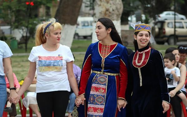 «Արի պարի Քոչարիին» միացել է նաև Ուզբեկստանի հայ համայնքը «Արի պարի Քոչարիին» միացել է նաև Ուզբեկստանի հայ համայնքը - Sputnik Արմենիա