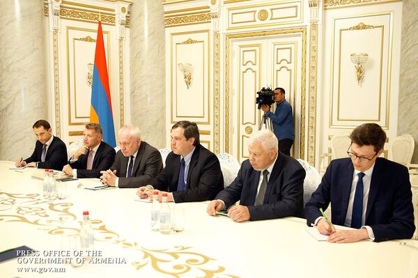 Пашинян обсудил с сопредседателями МГ ОБСЕ реализацию достигнутых в Вене договоренностей Пашинян обсудил с сопредседателями МГ ОБСЕ реализацию достигнутых в Вене договоренностей - Sputnik Армения