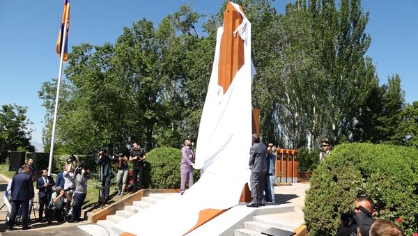 Возложение цветов и открытие памятника -  в Сардарапате отметили День Первой республики - Sputnik Армения