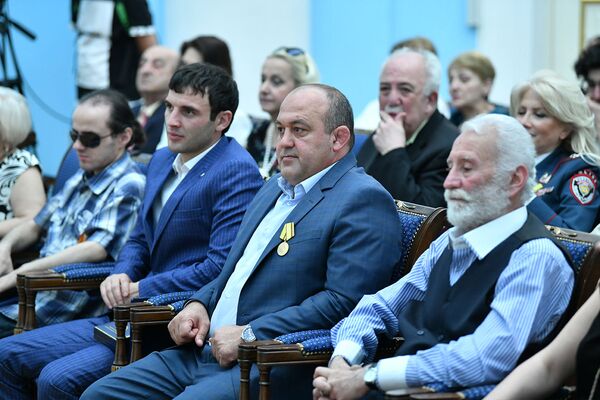 Նախագահը պարգևներ է հանձնել տարբեր ոլորտների գործիչների` ոստիկան, փաստաբան, գրող ու մարզիկ Նախագահը պարգևներ է հանձնել տարբեր ոլորտների գործիչների` ոստիկան, փաստաբան, գրող ու մարզիկ - Sputnik Արմենիա