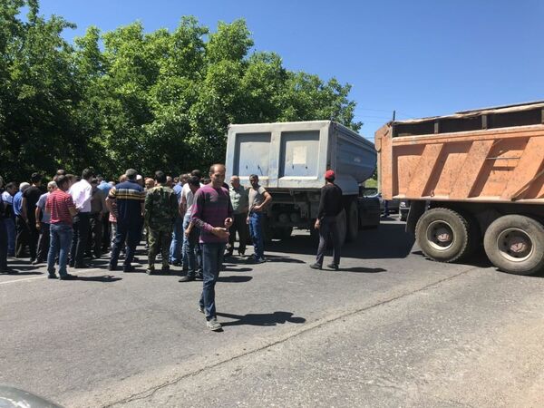 Терпение лопнуло: строители дороги Север-Юг перекрыли трассу Аштарак-Талин Терпение лопнуло: строители дороги Север-Юг перекрыли трассу Аштарак-Талин - Sputnik Армения