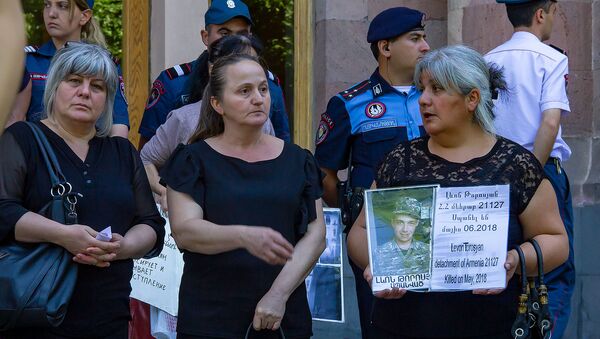 Родители военнослужащих, погибших во время несения службы, на акции перед Домом правительства (30 мая 2019). Еревaн - Sputnik Армения