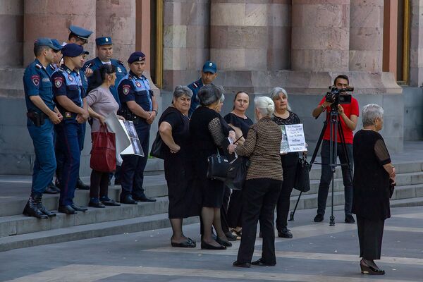 Власти Армении не выполнили обещания: матери умерших военных провели акцию протеста Власти Армении не выполнили обещания: матери умерших военных провели акцию протеста - Sputnik Армения