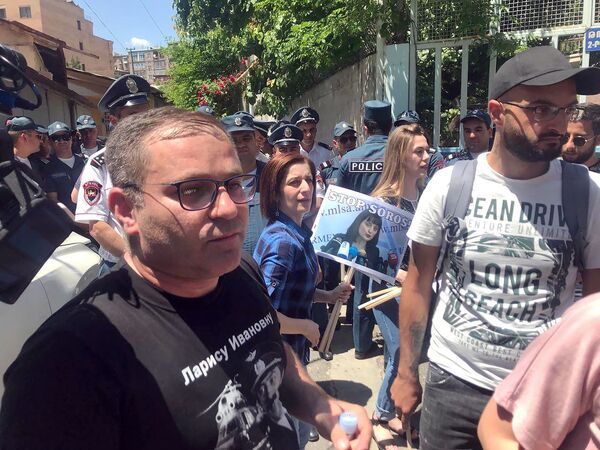 Армянские активисты провели акцию протеста у здания фонда Сороса – полиция оцепила здание Армянские активисты провели акцию протеста у здания фонда Сороса – полиция оцепила здание - Sputnik Армения