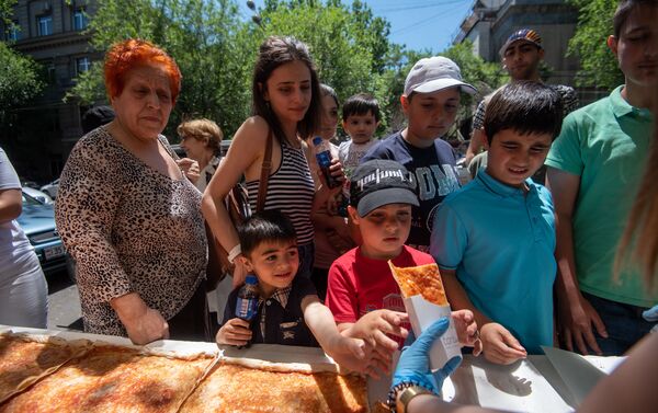 Армянские кулинары испекли самую длинную пиццу в Армении (1 июня 2019). Еревaн Армянские кулинары испекли самую длинную пиццу в Армении (1 июня 2019). Еревaн - Sputnik Армения
