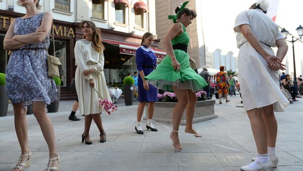 Девушки на Никольской улице играют в Резиночки (21 августа 2013). Москвa - Sputnik Արմենիա