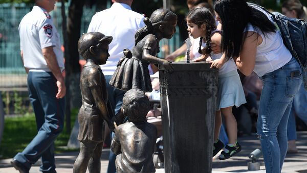 Девочка подражает Никола Пашиняна в парке 2800-летия Еревана в Международный день защиты детей (1 июня 2019). Еревaн - Sputnik Армения