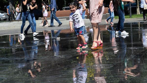 Девочка в майке Духов в парке 2800-летия Еревана в Международный день защиты детей (1 июня 2019). Еревaн - Sputnik Արմենիա