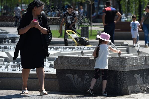 Աղջիկը խաղում է ցայտաղբյուրի հետ Երևանի 2800-ամյակին նվիրված այգում  - Sputnik Արմենիա