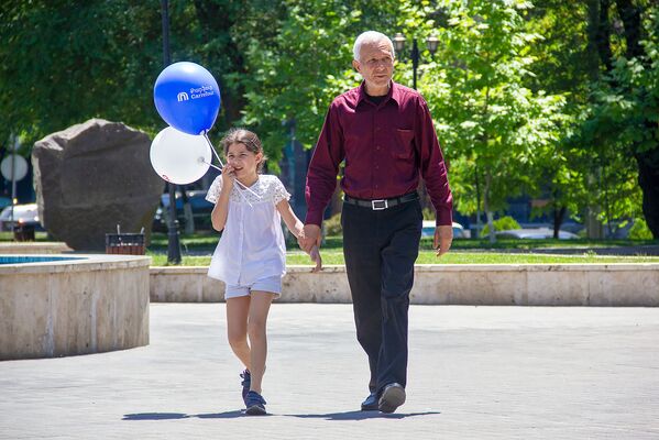 Զբոսանք «Խաչքարերի պուրակի» մոտ Երեխաների պաշտպանության միջազգային օրը (2019 թվականի հունիսի 1)։ Երևան - Sputnik Արմենիա