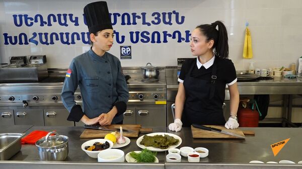 В гостях у шеф-повара: как приготовить толму с сухофруктами - Sputnik Армения