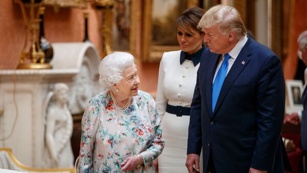 Королева Великобритании Елизавета II с президентом и первой леди США Дональдом и Меланией Трамп на выставке предметов Королевской коллекции в Букингемском дворце (3 июня 2019). Лондон - Sputnik Армения