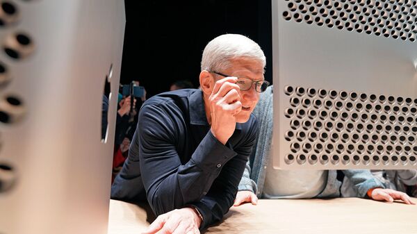 Генеральный директор Apple Тим Кук смотрит на новый Mac Pro во время ежегодной Всемирной конференции разработчиков Apple (3 июня 2019). Сан-Хосе - Sputnik Արմենիա