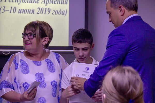 Пушкина в Армении не просто знают: армянские школьники поразили жюри на конкурсе чтецов Пушкина в Армении не просто знают: армянские школьники поразили жюри на конкурсе чтецов - Sputnik Армения
