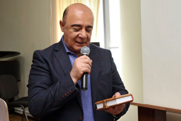 Неслучайный город для рок-звезд: зачем Ян Гиллан и Тони Айомми вновь приехали в Гюмри Неслучайный город для рок-звезд: зачем Ян Гиллан и Тони Айомми вновь приехали в Гюмри - Sputnik Армения