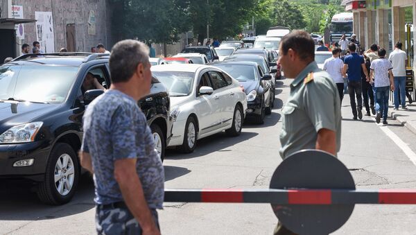 Пункт регистрации транспортных средств в Ереване - Sputnik Армения