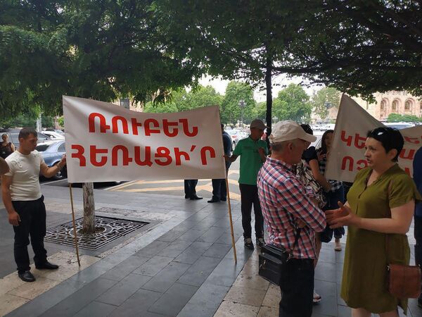 Акция протеста в центре Еревана: активисты требуют отставки директора городского зоопарка Акция протеста в центре Еревана: активисты требуют отставки директора городского зоопарка - Sputnik Армения