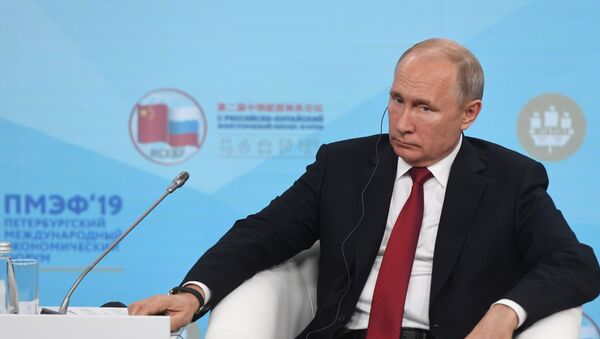 Президент РФ Владимир Путин во время встречи с участниками Российско-китайского энергетического форума на полях Петербургского международного экономического форума 2019 (7 июня 2019). Санкт-Петербург - Sputnik Армения
