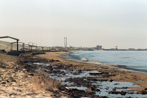 Пляж залитый нефтью на границк Кувейта и Саудовской Аравии - Sputnik Армения