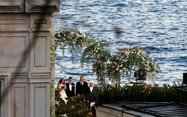 Президент и первая леди Турции Тайип и Эмине Эрдоган на свадьбе немецкого футболиста Арсенала Месута Озила и его невесты Амины Гульсе (7 июня 2019). Стамбул - Sputnik Армения