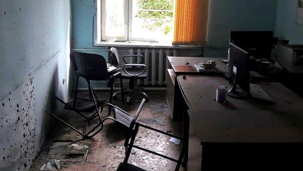 Разбитое окно в здании администрации города Веди - Sputnik Արմենիա