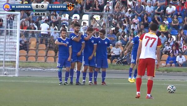 Полузащитник югоосетинской сборной Ибрагим Базаев отправил мяч в ворота  Западной Армении - Sputnik Армения