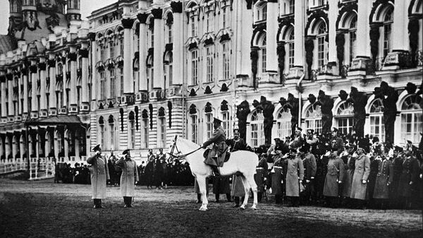 Император Николай II, верхом на лошади, принимает парад в Царском Селе. - Sputnik Армения