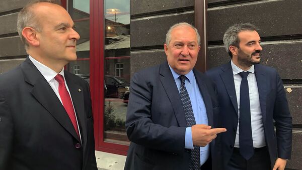 Президент Армении Армен Саркисян с итальянской делегацией, во главе с послом Винченцо Дель Монако во время прогулки по городу (11 июня 2019). Гюмри - Sputnik Արմենիա