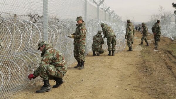 Спутник_Македонские военные обмотали колючей проволокой забор на границе с Грецией - Sputnik Армения