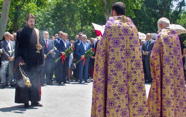 Поминальная молитва у могилы покойного премьер-министра Андраника Маркаряна (12 июня 2019). Еревaн - Sputnik Армения
