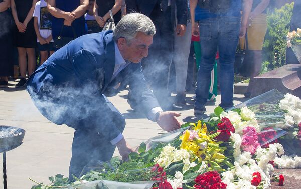 Серж Саргсян возложил цветы у могилы покойного премьер-министра Андраника Маркаряна (12 июня 2019). Еревaн - Sputnik Армения
