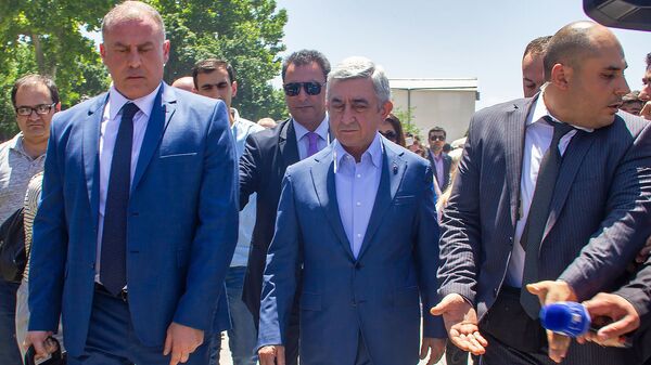 Серж Саргсян у могилы покойного премьер-министра Андраника Маркаряна (12 июня 2019). Еревaн - Sputnik Армения