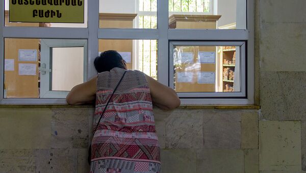 Женщина в ожидании у регистратуры в поликлинике медцентра Сурб Григор Лусаворич - Sputnik Արմենիա
