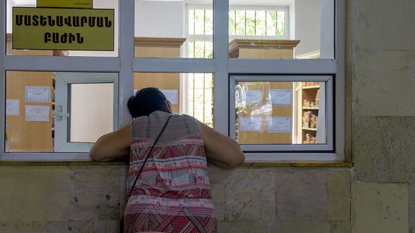 Женщина в ожидании у регистратуры в поликлинике медцентра Сурб Григор Лусаворич - Sputnik Արմենիա