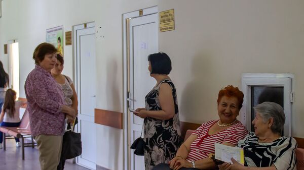Посетители в ожидании у терапевта в поликлинике медцентра Сурб Григор Лусаворич - Sputnik Արմենիա
