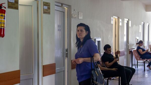 Посетители в ожидании у терапевта в поликлинике медцентра Сурб Григор Лусаворич - Sputnik Армения
