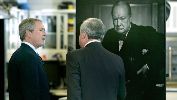 Президент США Джордж Буш-младший у портрета бывшего премьер-министра Великобритании Уинстона Черчилля фотографa Юсуфa Каршa во время экскурсии по Национальному центру сохранения архивов (30 ноября 2004). Оттавa - Sputnik Армения
