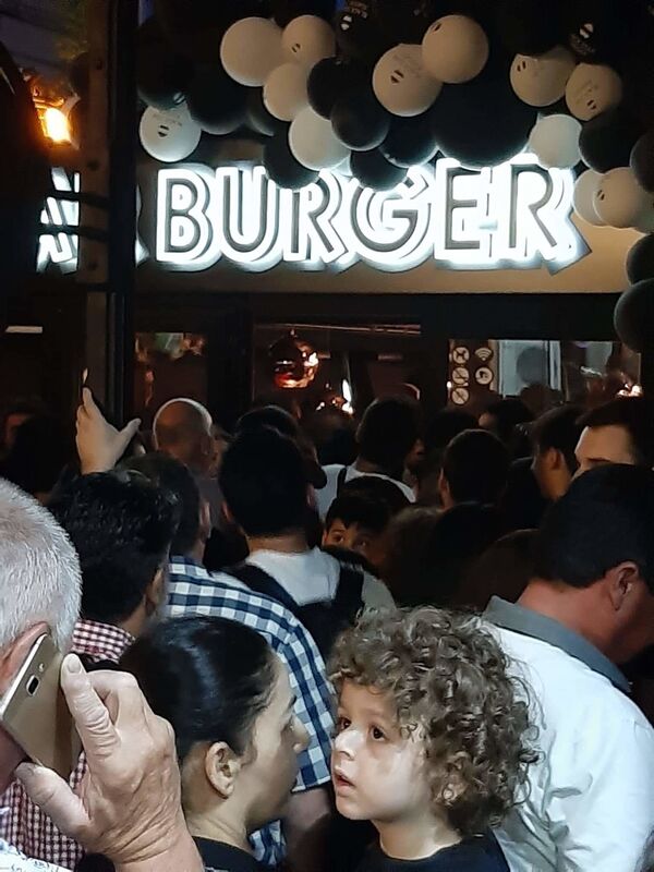 Без Тимати, но для избранных: как в Ереване под шумок открыли ресторан Black Star Burger Без Тимати, но для избранных: как в Ереване под шумок открыли ресторан Black Star Burger - Sputnik Армения