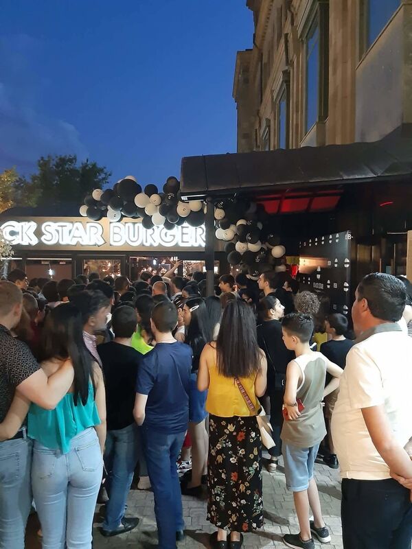 Без Тимати, но для избранных: как в Ереване под шумок открыли ресторан Black Star Burger Без Тимати, но для избранных: как в Ереване под шумок открыли ресторан Black Star Burger - Sputnik Армения