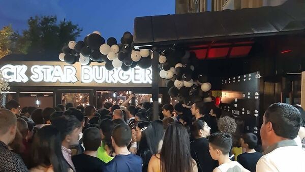 Люди перед Black Star Burger (13 июня 2019). Еревaн - Sputnik Արմենիա