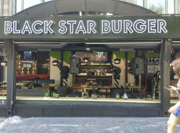 Без Тимати, но для избранных: как в Ереване под шумок открыли ресторан Black Star Burger Без Тимати, но для избранных: как в Ереване под шумок открыли ресторан Black Star Burger - Sputnik Армения