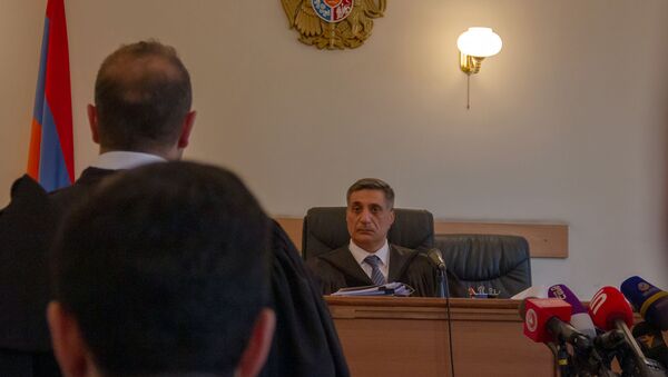 Судья Армен Даниелян наблюдает за выступлением адвоката Севака Торосяна на судебном заседании по делу 1 марта (14 июня 2019). Еревaн - Sputnik Армения