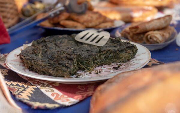 Блюдо из зелени на фестивале еды Утест Фест в Ереване - Sputnik Армения