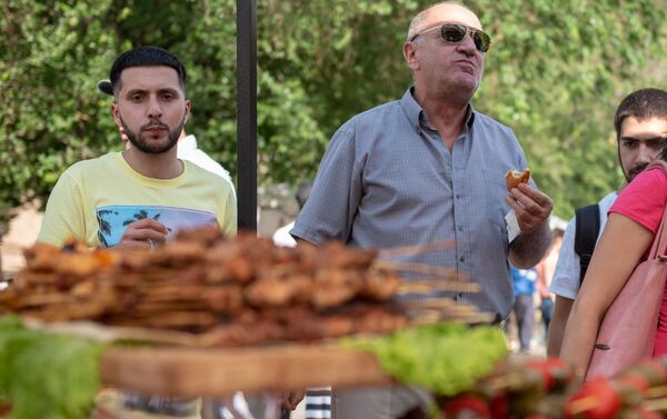 Посетители у павильона национальной еды на фестивале еды Утест Фест в Ереване - Sputnik Армения